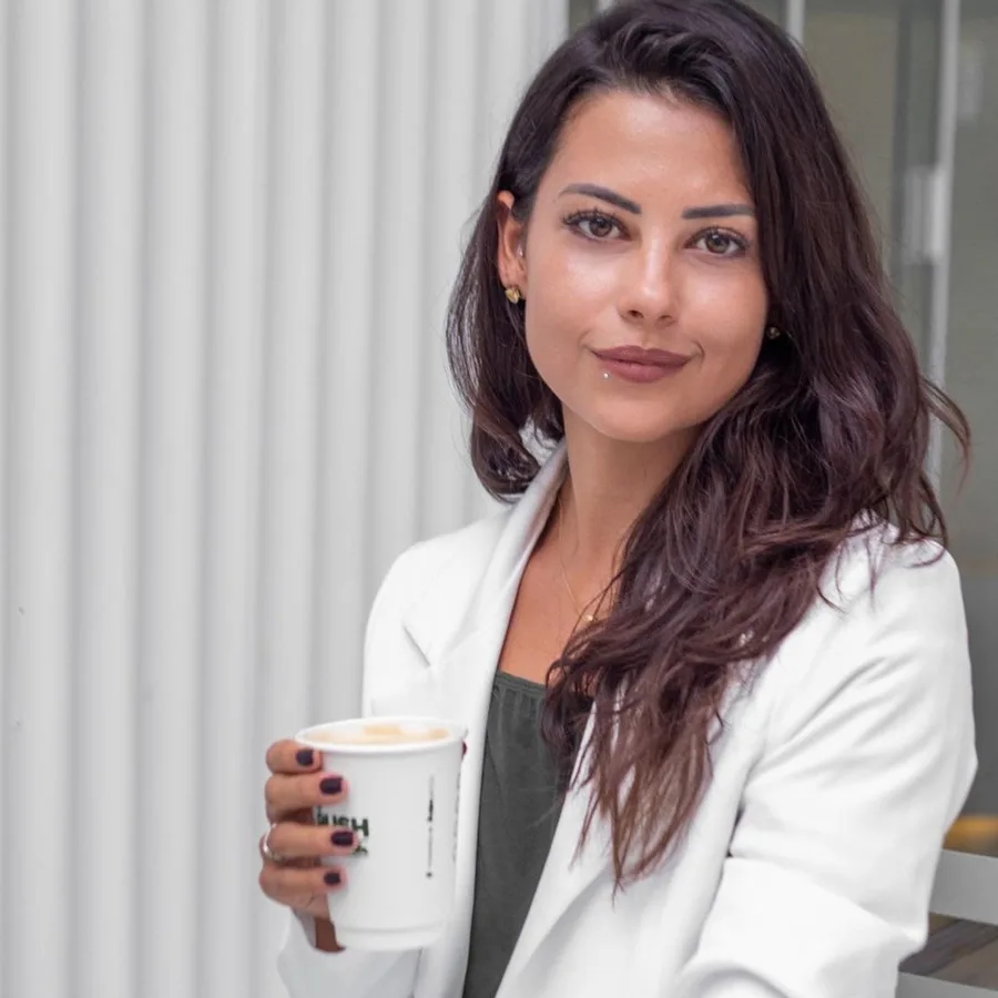 Sarah Bach Damasio, podóloga em Palhoça, de jaleco branco